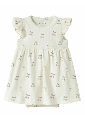 Vestido de bebé color crema con mangas cortas con volantes y estampados dispersos de cerezas en rosa y amarillo, con un body adjunto debajo.