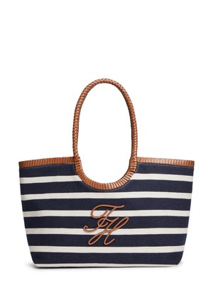 Torba na ramię w paski w kolorze granatowym i białym z brązowymi plecionymi uchwytami i skórzanym wykończeniem, z brązowymi inicjałami „FH” w stylu kursywy na przodzie.