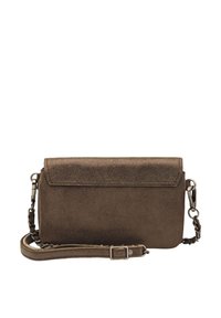 Sac en daim marron en bandoulière, forme rectangulaire, fermeture à rabat, bandoulière en chaîne réglable. Surface texturée avec un léger éclat. Accents en métal.