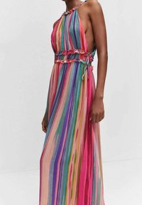 Robe maxi avec col halter, mettant en avant des rayures verticales alternées en rose, vert, bleu et orange. Tissu texturé avec des accents froncés.