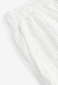 REGULAR FIT-BRODERIE HOLIDAY - Shorts - white