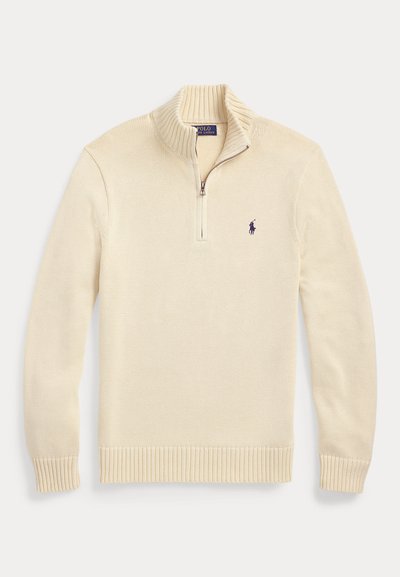 Roomkleurige lange mouw gebreide trui met halve rits aan de voorkant, geribde kraag, manchetten en zoom, met een klein donker Polo-logo op de borst.