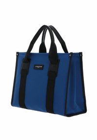 Sac fourre-tout synthétique bleu avec des poignées noires, de forme rectangulaire, texture lisse et logo de la marque sur le devant.