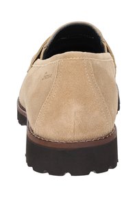 Beige suède schoen met een ronde hak, een gestructureerde bovenkant en een bruine rubberen zool. Stiksels langs de zijkanten en achterkant.