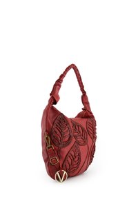 Rode leren handtas met een reliëf bladerenpatroon, een gevlochten schouderriem en gouden hardware-afwerking met een ronde logo-tag.