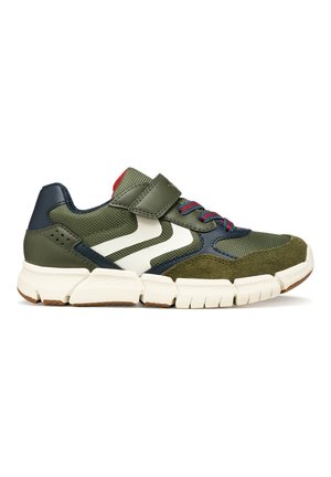 Sneaker verde oliva con accenti blu navy e bianchi, lacci rossi e blu, chiusura a strappo e suola spessa bianca segmentata.