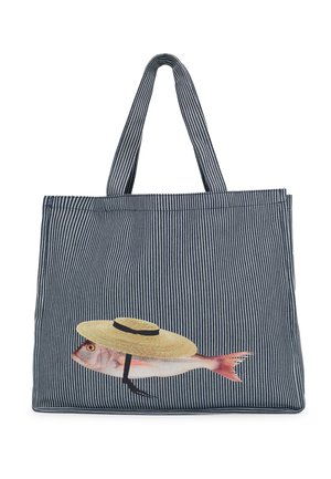Sac cabas rayé bleu et blanc avec poignées, présentant un poisson imprimé portant un chapeau de paille avec une sangle noire sous le menton.