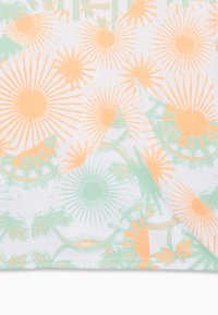 Motif de rayons de soleil orange et vert clair ainsi que de formes de feuilles sur un tissu à fond blanc.