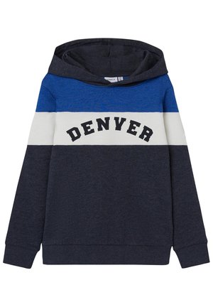 Hoodie med blokke i marineblå, hvid og blå, med ordet "DENVER" trykt på brystet med sorte bogstaver.