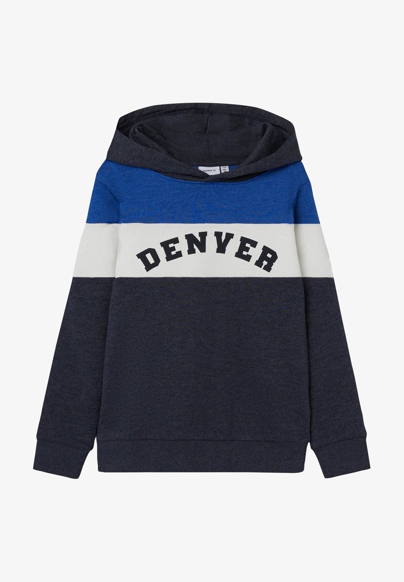 Sweat à capuche avec des blocs de couleurs bleu marine, blanc et bleu, avec le mot « DENVER » imprimé en lettres noires sur la poitrine.