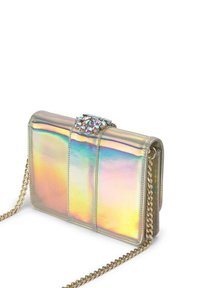 Bolsa cruzada de imitación de cuero iridiscente con una cadena dorada y un cierre joya. Presenta una superficie pulida y reflectante, y un diseño estructurado.