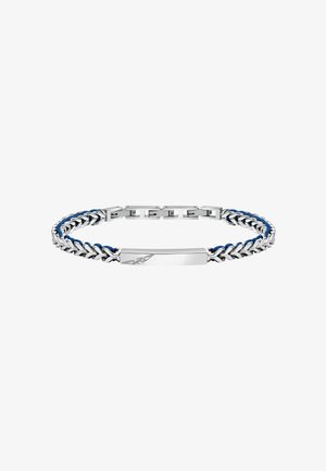 Bracciale in metallo con elementi in tono argento e un accento centrale intrecciato blu, dotato di una piastra rettangolare liscia per la personalizzazione.
