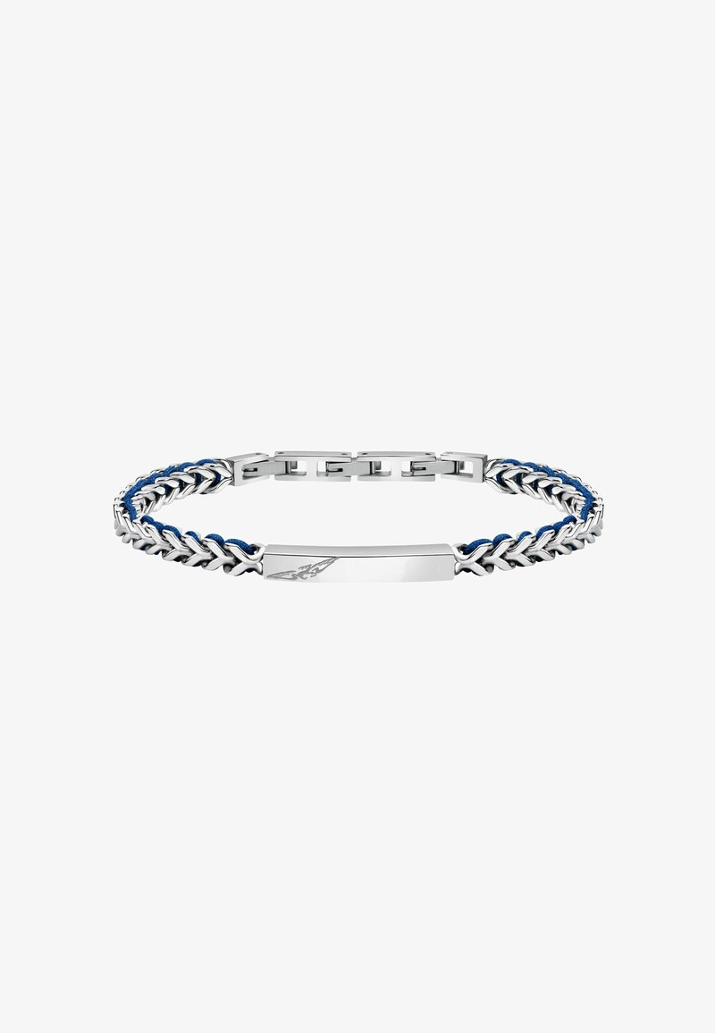 Bracciale in metallo con elementi in tono argento e un accento centrale intrecciato blu, dotato di una piastra rettangolare liscia per la personalizzazione.