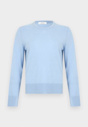 Lyseblå strikket sweater med rund halsudskæring, lange ærmer og ribstrikkede manchetter og kant. Glat tekstur med et rent, enkelt design.