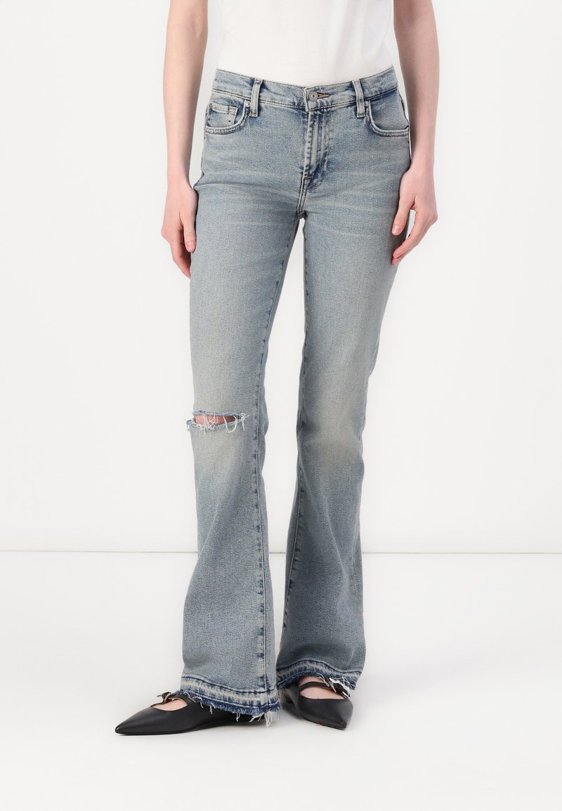 Jeans lejera de culoare albastru deschis, cu detaliu distrus la genunchi și tiv desfăcut. Realizate din denim, cu un design clasic cu 5 buzunare și o spălare subtilă.