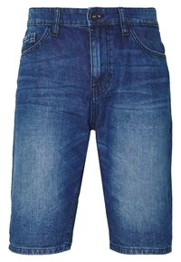 Blå denimshorts med framskjutande knapp, dragkedja, bälteshällor och framfickor, som har en något bleknad tvätt.