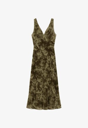 Sukienka w oliwkowym kolorze z dekoltem w kształcie litery V, bez rękawów, z teksturowanym kwiatowym wzorem i zwiewną spódnicą sięgającą do połowy łydki.