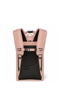 Mochila rosa con un respaldo de malla negra texturizada, que presenta correas acolchadas y dos hebillas laterales. El diseño incluye un patrón único en el panel trasero.