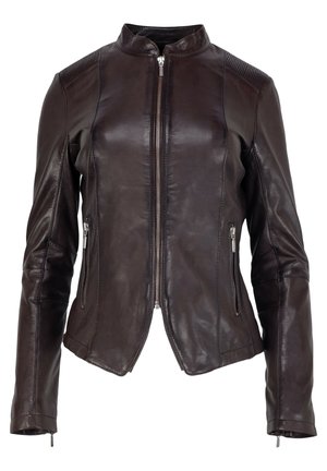 Braune Lederjacke mit Stehkragen, Frontreißverschluss, gerippten Schulterakzenten und zwei seitlichen Reißverschlusstaschen; glatte Textur, figurbetontes Design.