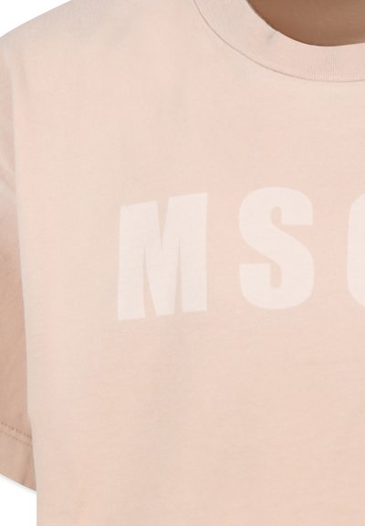 Lichtroze katoenen t-shirt met grote witte letters die "MSG" op de borst spellen. Zachte textuur en klassieke ronde hals.