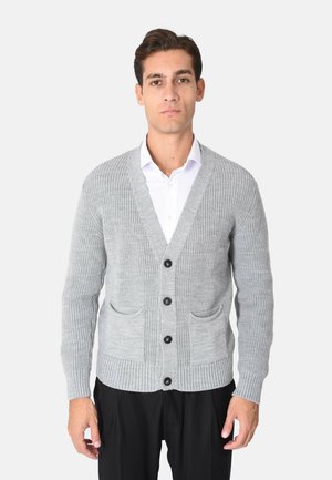 Cardigan grigio lavorato a maglia con texture a coste, scollo a V e quattro bottoni neri, con due tasche frontali e maniche lunghe.