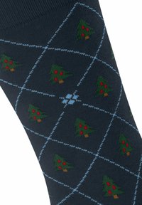 Ciemnoniebieskie skarpetki z wzorem zielonych choinek bożonarodzeniowych z czerwonymi ozdobami, ułożonych w siatkę z jasnoniebieskimi diamentowymi obramowaniami.