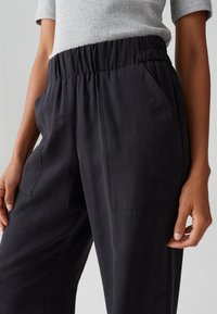 OPUS HIGH RISE LONG WIDE FIT ELASTIC WAISTBAND - Pantalon classique - black