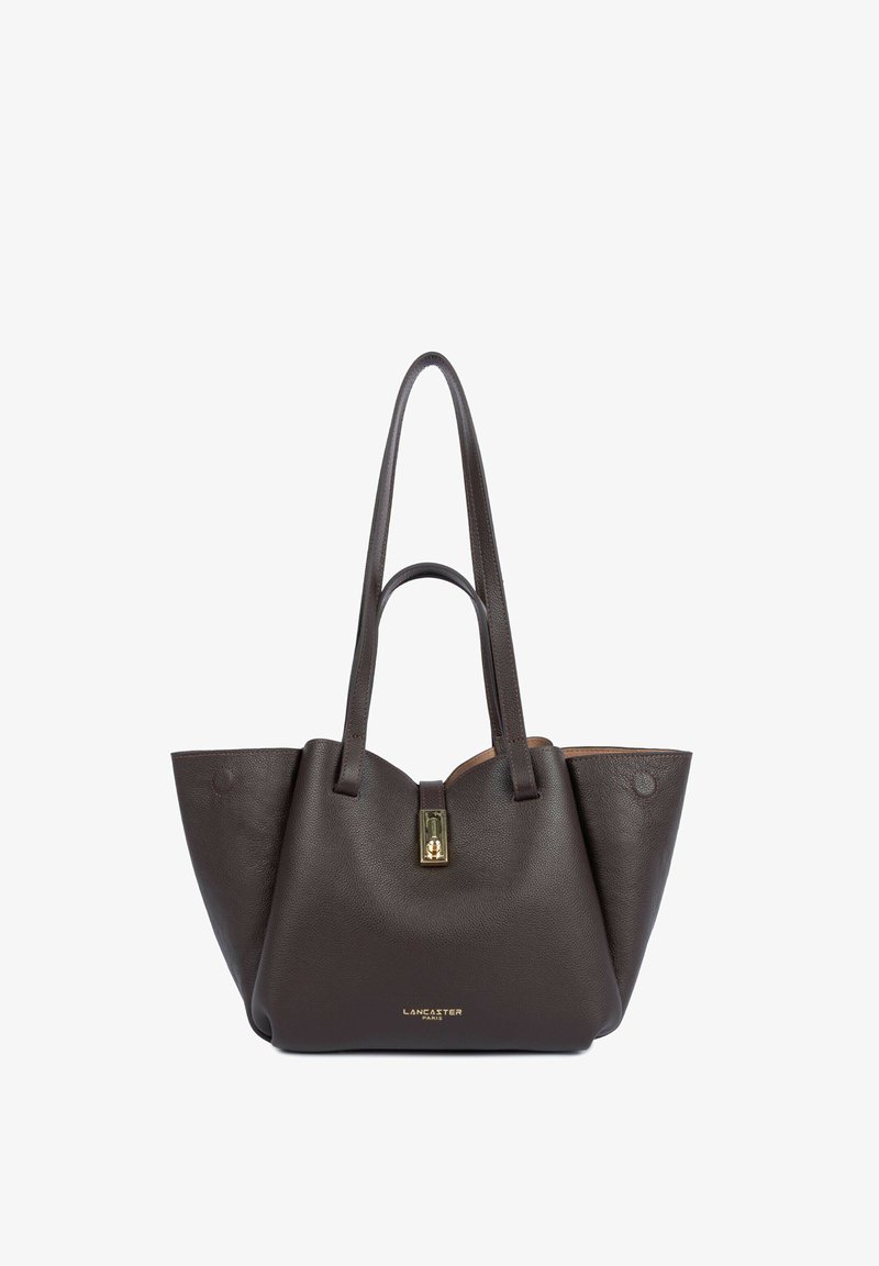 Sac à main en cuir marron foncé Lancaster Paris avec deux poignées courtes, une longue bandoulière et un petit fermoir cadenas doré à l'avant.