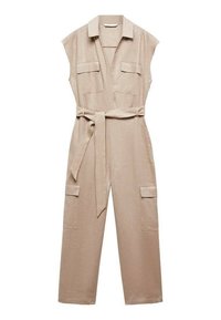 Combinaison sans manches beige avec un col, des poches avant et une ceinture nouée à la taille. Fabriquée en tissu texturé et léger.