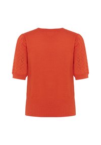 Orangeknitted tröja med texturerade puffärmar och rundad halsringning. Vidden är ribbad för extra detalj och struktur.