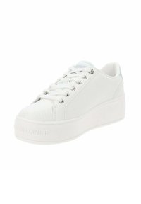Zapatillas de plataforma blancas con un upper texturizado, puntera redonda, seis ojetes de cordones y detalle de marca en la suela. Forro suave y suela duradera.