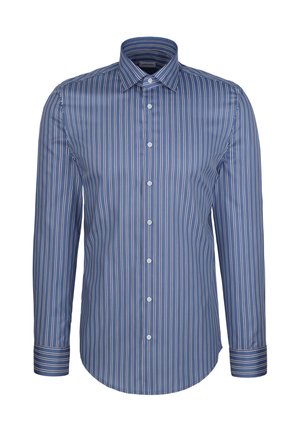 Camicia da uomo blu a maniche lunghe con righe verticali bianche, chiusura con bottoni sul davanti e polsini con bottoni, mostrata su sfondo bianco semplice.