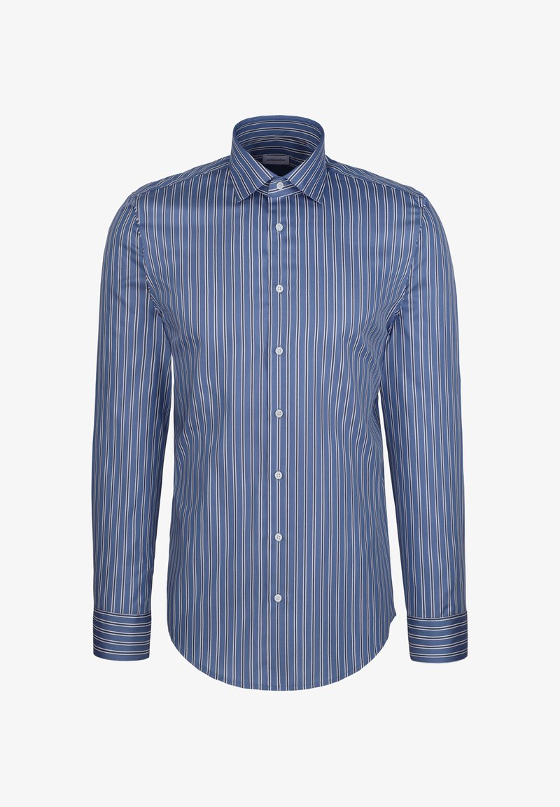 Chemise bleue à manches longues avec des rayures blanches verticales, fermeture boutonnée sur le devant et poignets boutonnés, présentée sur un fond blanc uni.