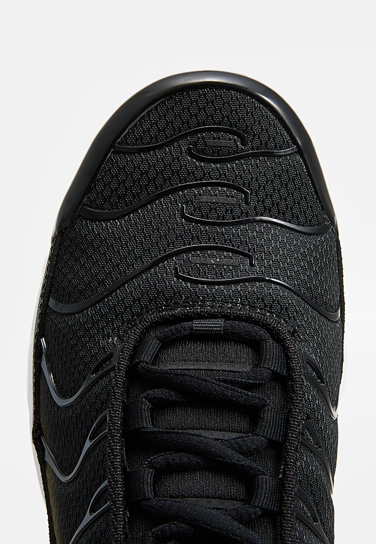 Schwarzer Sportschuh mit einem strukturiertenMesh-Obermaterial, glatten schwarzen Akzenten und einem geschwungenen Design an der Zehe. Mit Schnürverschluss für einen sicheren Sitz.