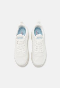 Weiße Netz-Sportschuhe mit einer strukturierten Oberfläche, runder Zehenpartie und hellblauen Einlegesohlen. Mit Schnürsenkeln und "SKECHERS BOBS"-Branding auf der Zunge.