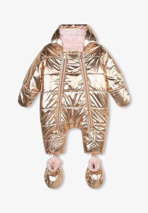 Metallic roségouden skipak met een doorgestikt patroon, dubbele ritsen en een roze capuchon gevoerd met pluche. Inclusief bijpassende slofjes met een pluizige rand.