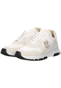 Sneaker bianche realizzate in pelle e camoscio, con una superficie liscia, dotate di una suola in gomma nera e un dettaglio del logo dorato sul lato.