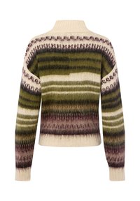 Pull en tricot avec un col côtelé haut, motif rayé vert, crème et bordeaux, avec une texture duveteuse et des poignets ajustés.