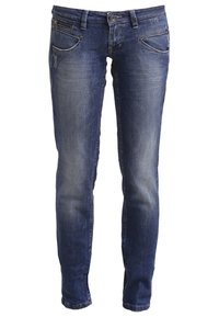 Jean en denim slim fit à teinture bleu foncé avec des dégradés légers, quatre poches et de subtils détails usés, fabriqué en tissu de coton.