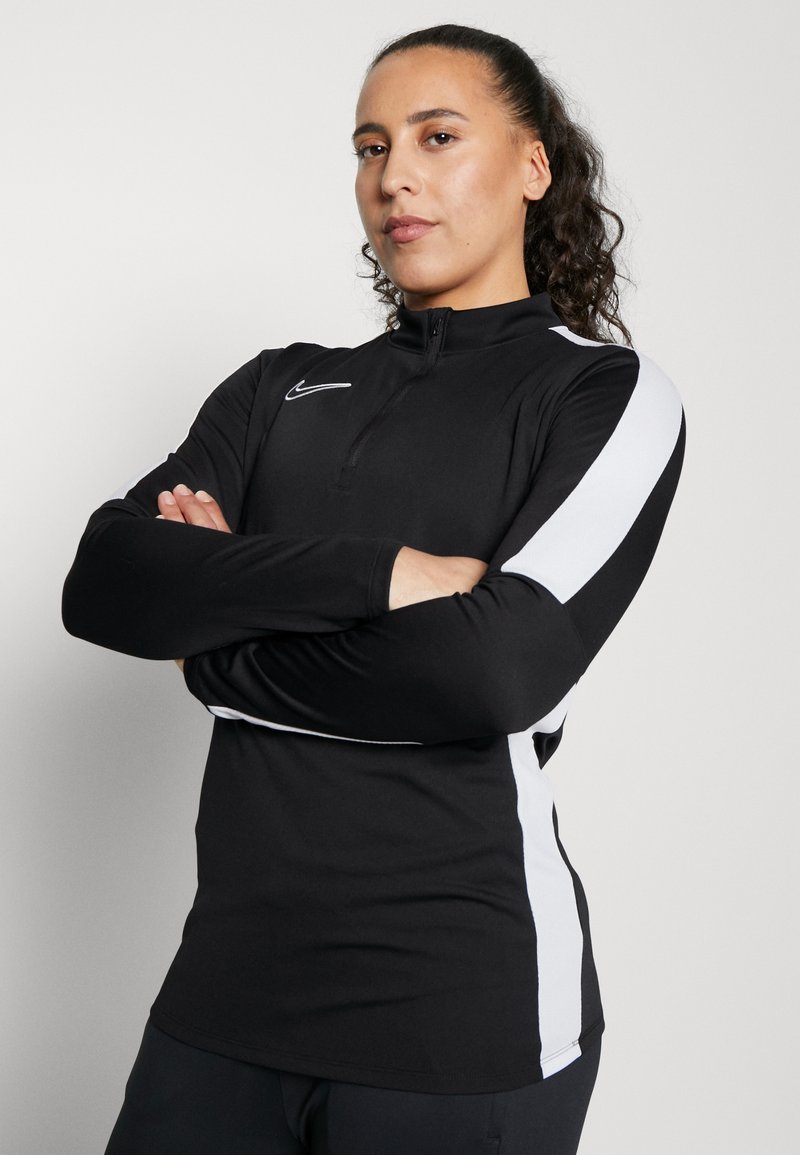 Schwarz, langärmliges Sportoberteil mit einem Halb-Reißverschluss-Kragen. Verfügt über weißes Seitendesign und ein Nike-Logo auf der oberen linken Brust. Glatte Textur.