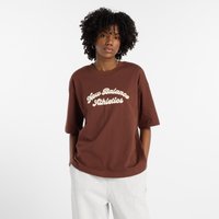 Camiseta de algodão castanha com estampado em branco "New Balance Athletics", com um corte descontraído e mangas curtas, combinada com calças de moletom cinzentas.