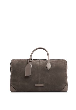 Borsa da viaggio in pelle marrone scuro con doppi manici, targhetta per il bagaglio ed etichetta al centro frontale, mostrata su uno sfondo bianco.
