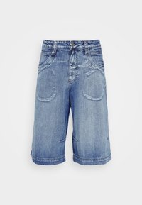 Ljust blå denimshorts med avslappnad passform, som har fem fickor, en knappstängning och en uppvikt kant. Mjuk textur och urtvättade detaljer.