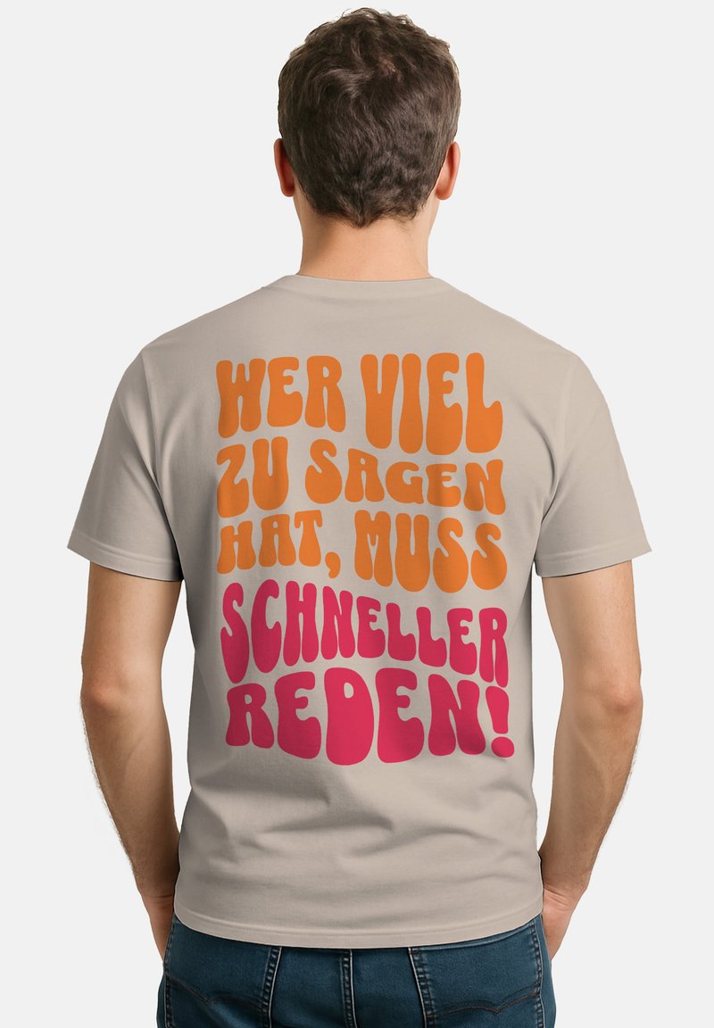 Beige Baumwoll-T-Shirt mit verspieltem, mehrfarbigem Text auf der Rückseite in Orange und Rosa, mit runder, fetter Schriftart.