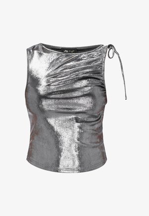 Ezüstmetál ujjatlan felső redőzött elülső résszel és jobboldali megkötős vállpánttal, rövidített hosszúságú, kerek nyakkivágással.