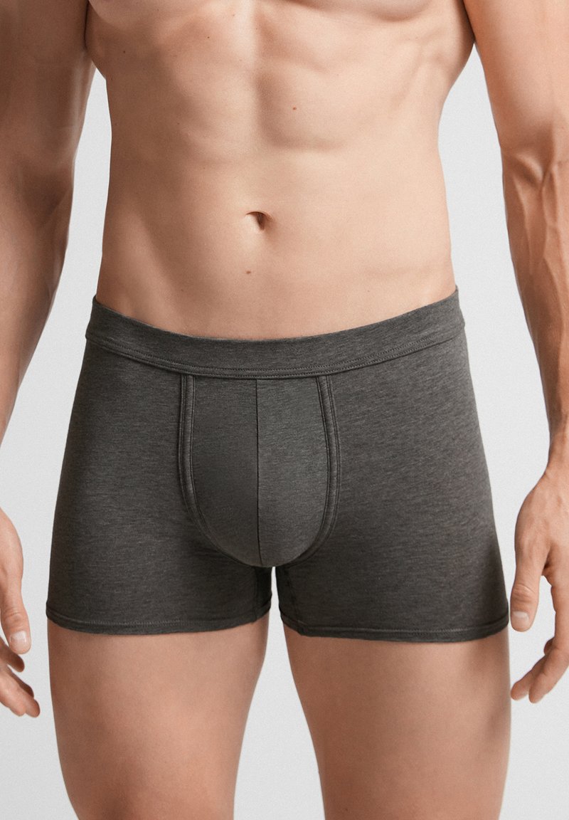 Graue Baumwollboxershorts mit elastischem Bund, ausgestattet mit einer Vordernaht und einem körpernahen Schnitt für mehr Komfort.