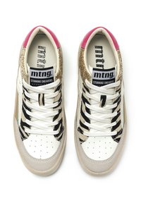 Zapatillas blancas y beige con rayas negras, detalles en rosa y purpurina. Presentan perforaciones redondas y cordones planos.
