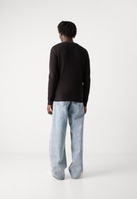 Calvin Klein WAFFLE TEXTURE SWEATER - Pulover - black