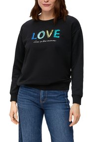 Felpa nera con scollo rotondo, caratterizzata da testo "LOVE" in paillettes multicolori e dettagli ricamati bianchi. Tessuto morbido, vestibilità casual.
