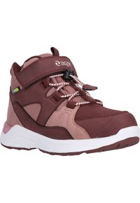 Bata maroon saat mendaki yang menampilkan desain material campuran dengan bagian atas suede halus, panel mesh, tali yang dapat disesuaikan, dan outsole karet bertekstur.